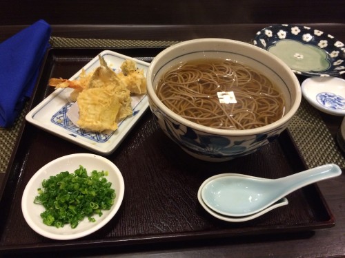 Hot soba with tempura and chopped spring onions