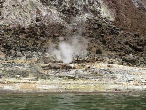 A fumarole/solfatara along the shore.